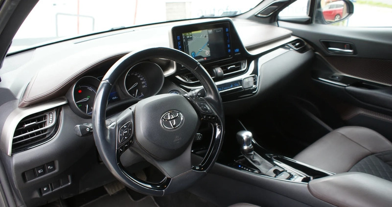 Toyota C-HR cena 86700 przebieg: 95000, rok produkcji 2017 z Praszka małe 596
